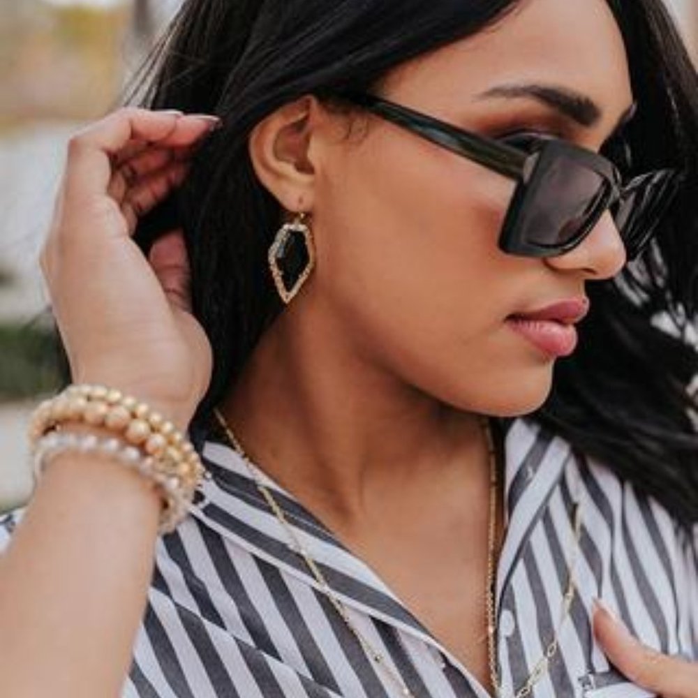 KENDRA SCOTT • Tessa Gold Drop Earrings - Picture 2 of 4